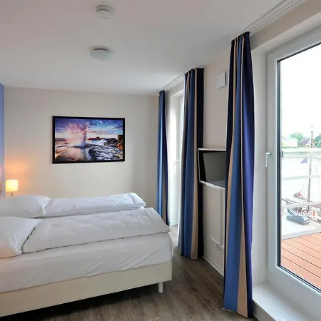 Apartmenthaus Hafenspitze Ap. 40, Blickrichtung Binnenhafen Nord-west/offenes Meer/innenstadt - #14824 *